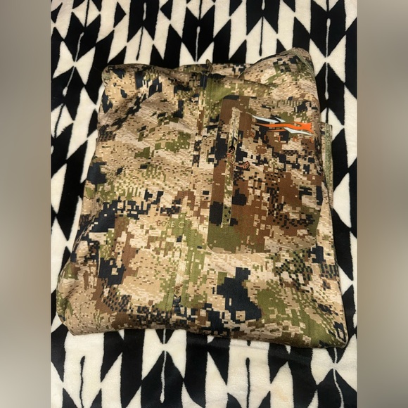 Men’s 1/2 zip Sitka Hoodie - Picture 3 of 3